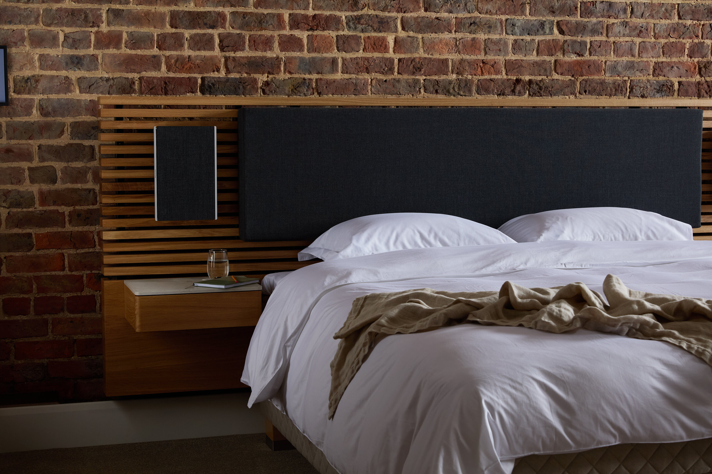 bed-adjustable-dux-bang-olufsen-pie-1.jpg